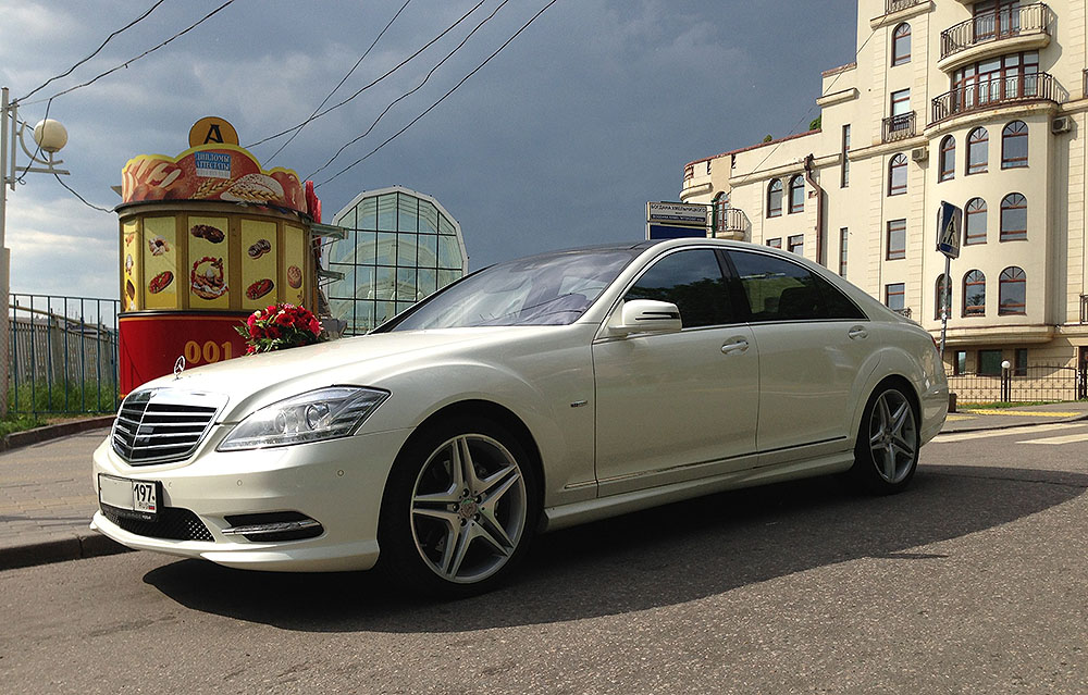 Аренда белого представительского Mercedes-Benz W221 S-class с водителем