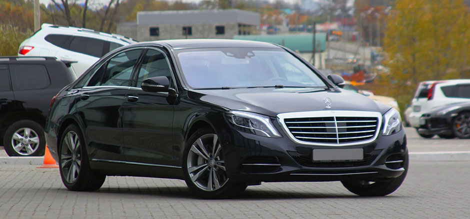 Аренда чёрного представительского Mercedes-Benz W222 S-class с водителем